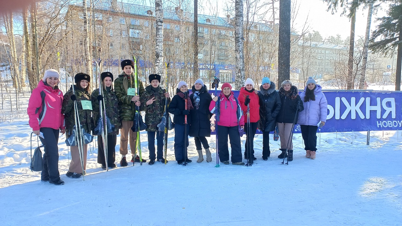 Дружный коллектив Детско-юношеского центра встал на лыжи