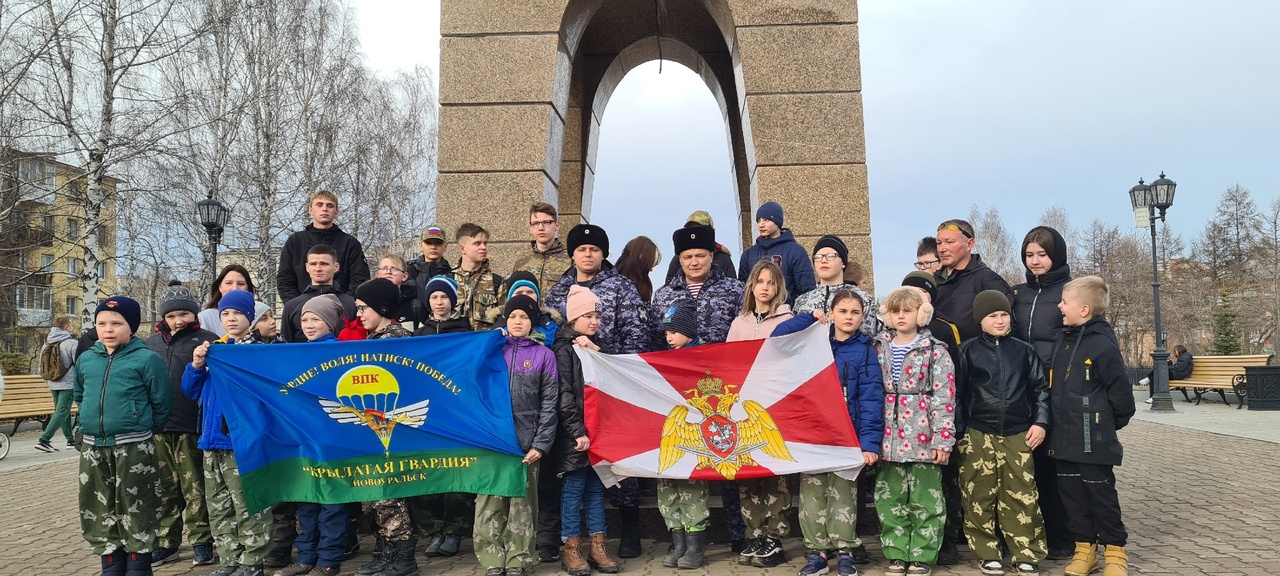 Возложение цветов к памятнику ветеранам боевых действий