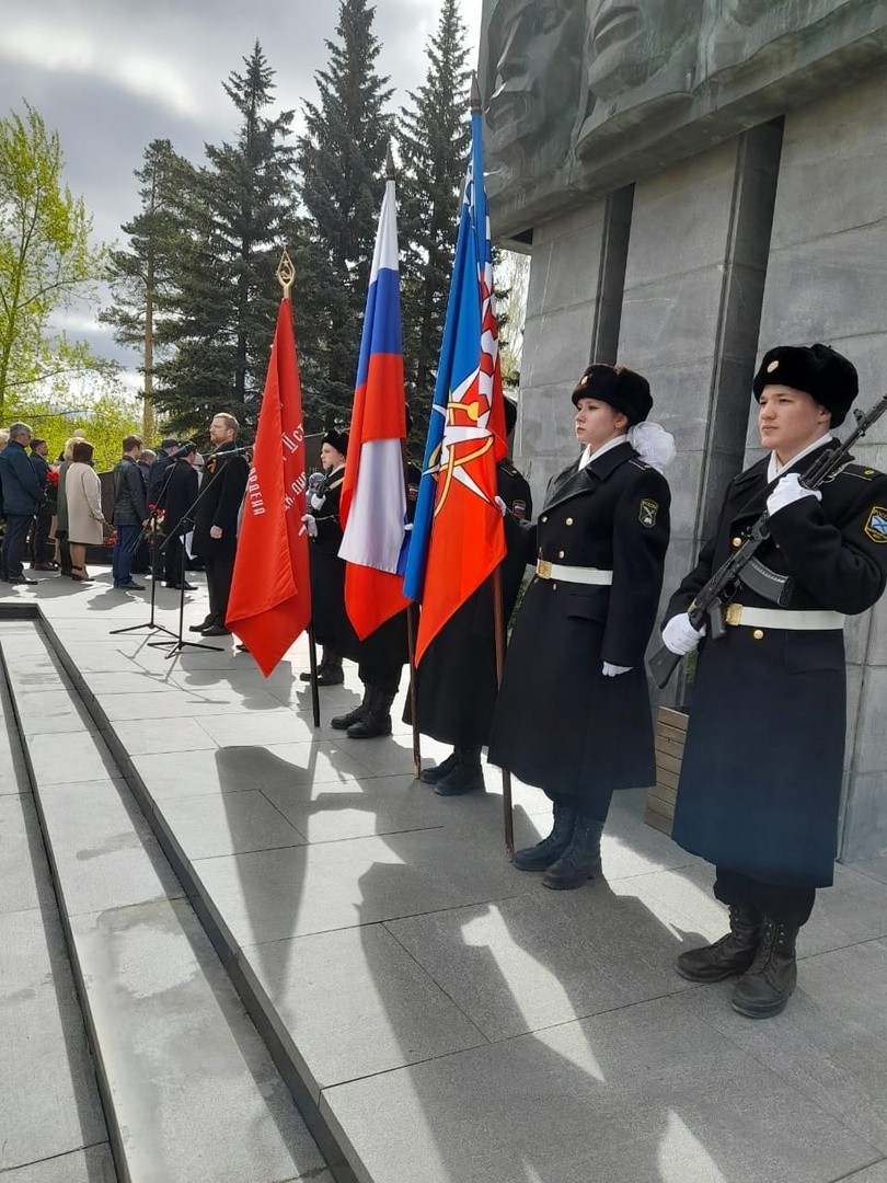 Курсанты ВПК "Рекрут" в почётном карауле на Аллее Боевой славы у Вечного огня