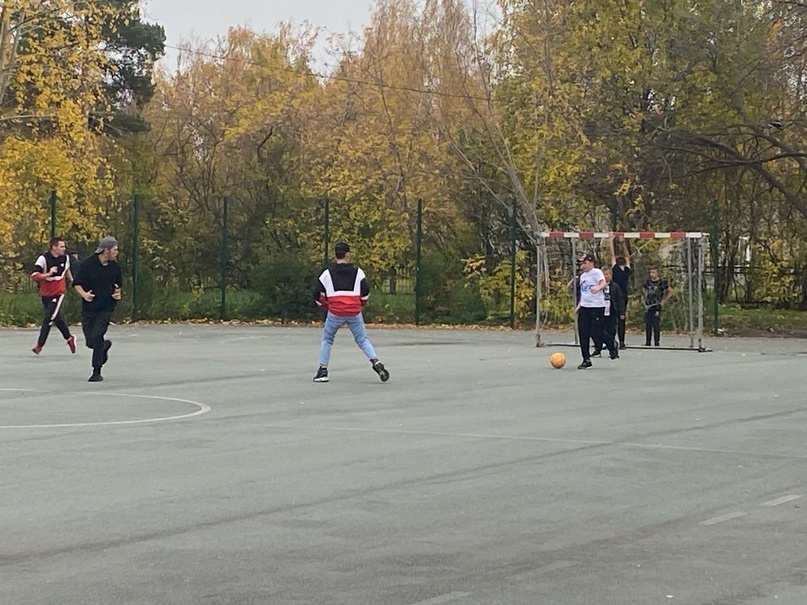 На спортивной площадке клуба «Дружба» состоялся товарищеский матч по мини-футболу