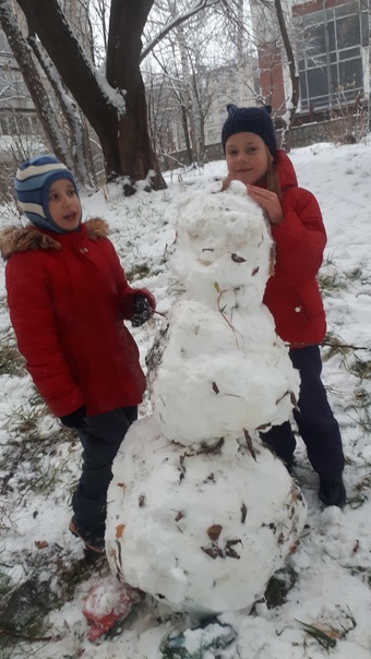 Сегодня у клуба "Малахит" появился снеговик