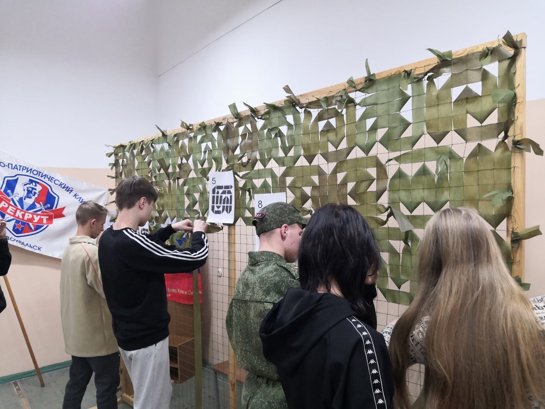 Воспитанники ВПК "Рекрут" плетут маскировочные сети
