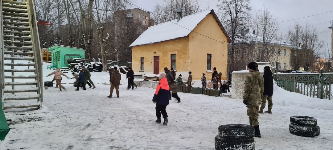 Прежде, чем в футбол играть, надо снег самим убрать