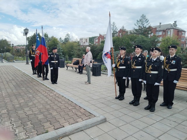 Знаменная группа и почётный караул ВПК "Рекрут" на митинге "День ВДВ"