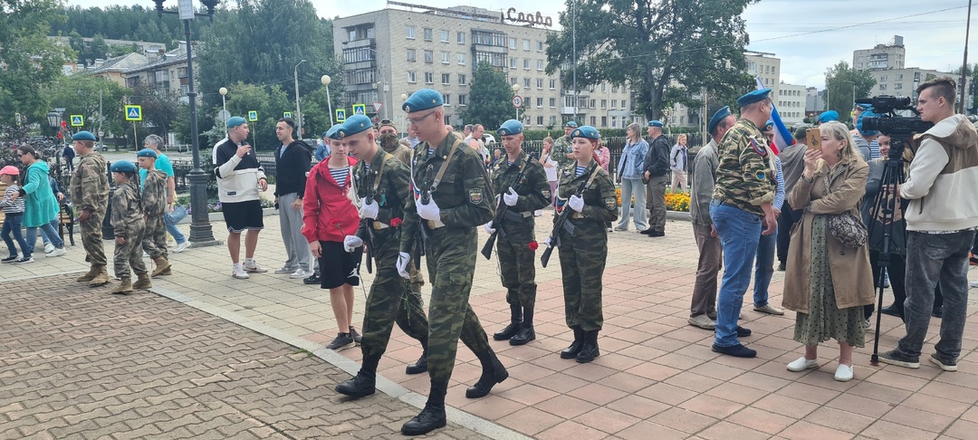 Возложение цветов к памятнику ветеранам боевых действий в день ВДВ