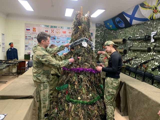 Новый год к нам мчится