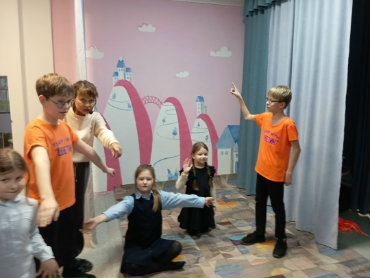 "Новогодние приключения игогошек и коняшек"