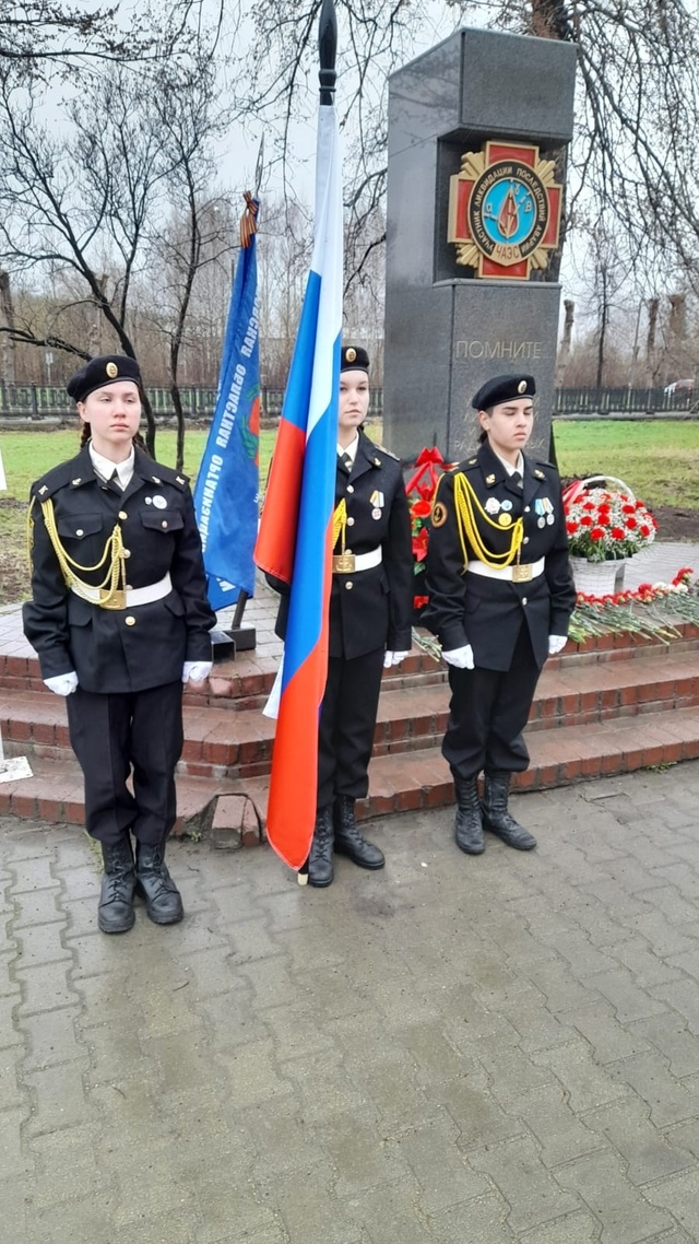 Курсанты ВПК "Рекрут" несли почётный караул на митинге, посвящённом 39 годовщине аварии на ЧАЭС
