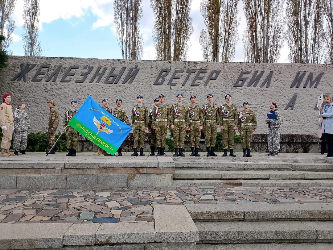 Команда "Крылатая Гвардия" возложили цветы к Вечному огню в Зале Воинской славы