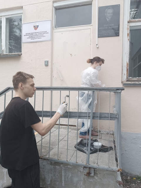 Волонтеры благоустроили входную группу на Дудина 6, где находится мемориальная доска Шарапова Николая Павловича