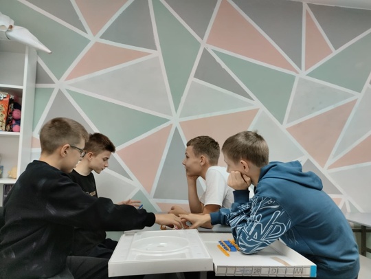 Клуб "Малахит" наполнен теплом общения и увлекательными играми!