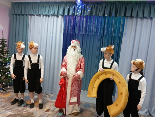 У юных ведущих новогоднее праздничное настроение!